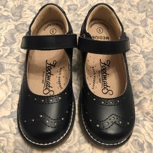 FootMates Girls leather shoes, Navy color, size 9.